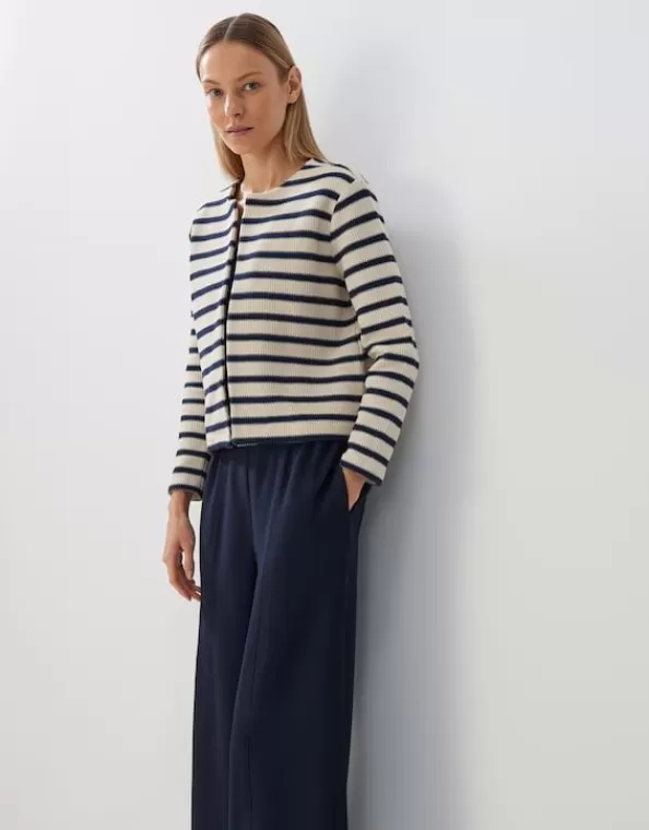 kurze_sweatjacke_ufrieda_loose_aus_nachhaltiger_baumwolle_4.webp Kurze Sweatjacke Ufrieda Loose Aus Nachhaltiger Baumwolle>SOMEDAY Fashion