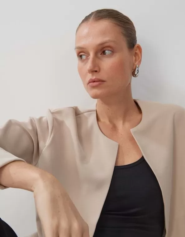 weiche_sweatjacke_utanja_loose_aus_modal_mix_4.webp Weiche Sweatjacke Utanja Loose Aus Modal Mix>SOMEDAY Store